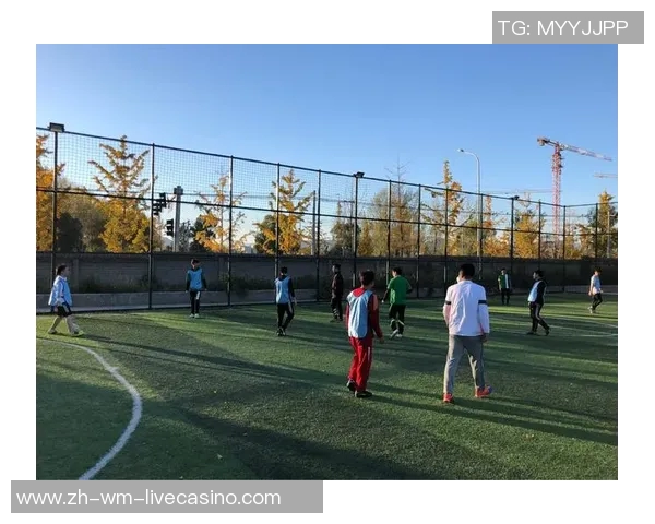 两位足球员的传奇对决与友谊如何改变了他们的职业生涯与人生轨迹